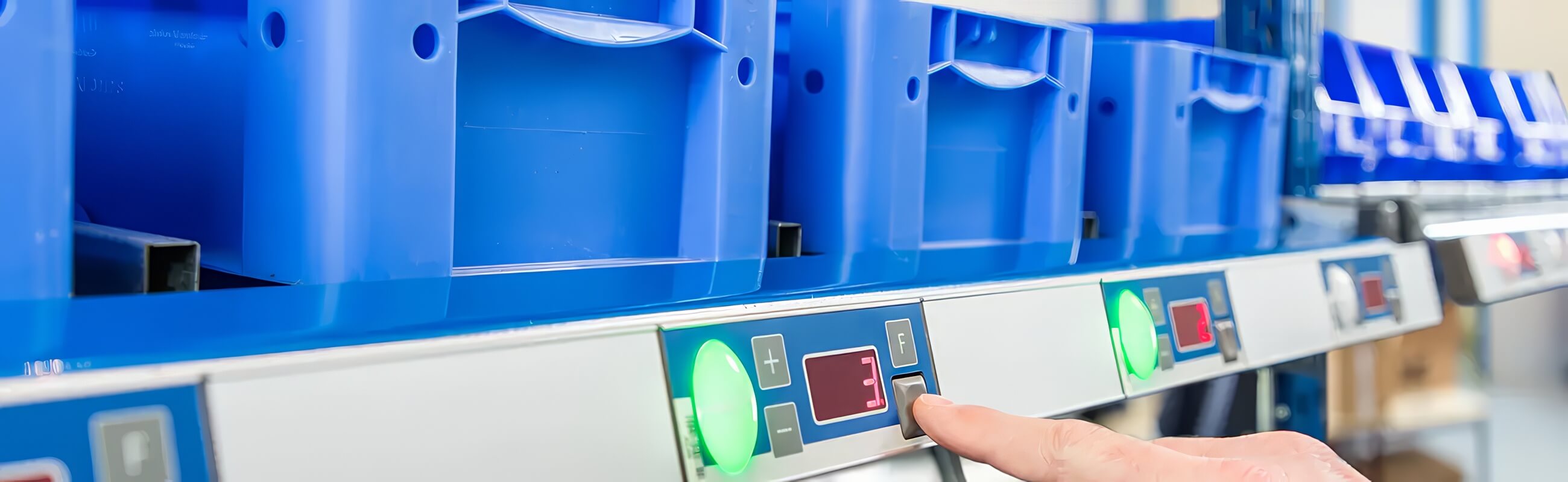 Kommissionieranlage mit Pick to light Fachanzeigen für schellere Kommissionierung ohne Papierlisten