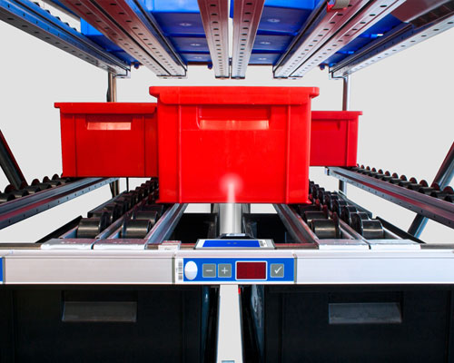 Ein Hochleistungssensor überwacht automatisch den Materialbedarf im eKanban Regal.