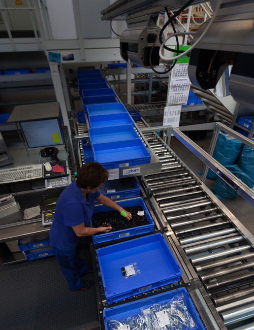 PickTerm Tray an einer Kommissionierstation.