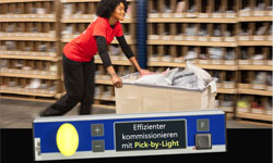 Eine Lagermitarbeiterin bei der Warenkommissionierung.